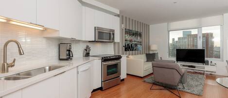 Refrigerador, microondas, horno y parrilla de estufa