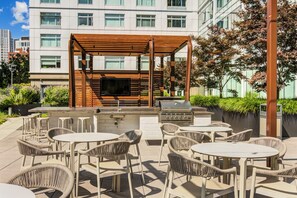 Outdoor dining - Modern Two Bedroom with Views in Cambridge (Cambridge)