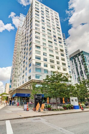 Exterior - Modern Two Bedroom with Views in Cambridge (Cambridge)