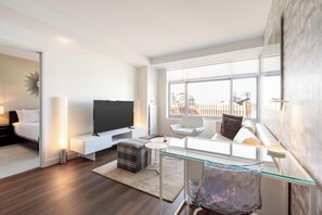 TV - Two Bedroom Apartment in Heart of Kendall Square (Cambridge)