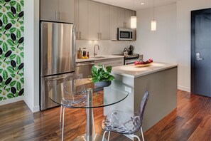 Geladeira, micro-ondas, cooktop, lava-louças