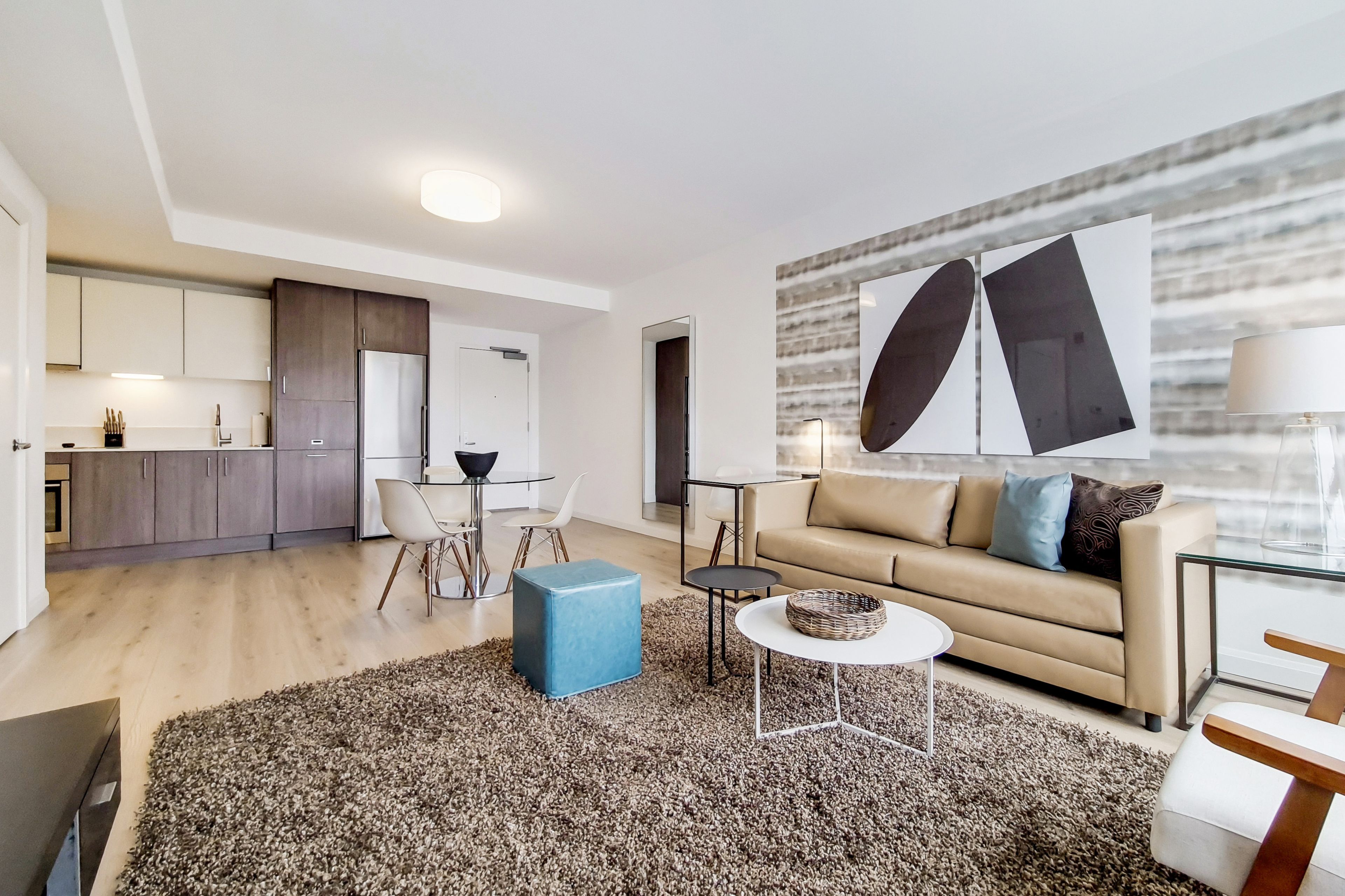 Un apartamento moderno con sala de estar, cocina y comedor.