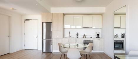 Réfrigérateur, micro-ondes, four, plaque de cuisson