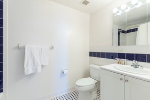 Hair dryer - Modern One Bedroom in Hoboken Waterfront Building (Hoboken)