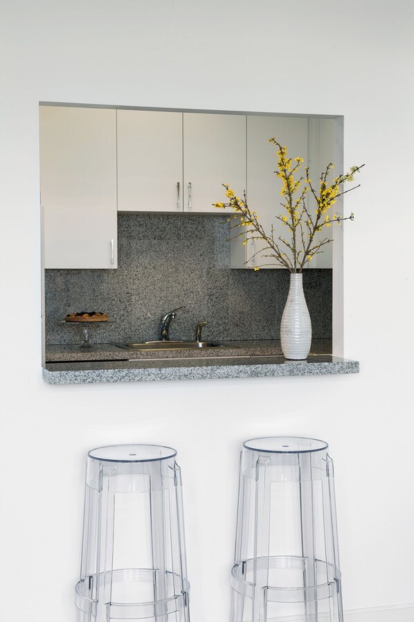 Unclassified image, 1 of 7, button