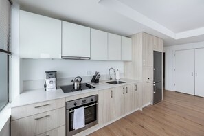 Kühlschrank, Mikrowelle, Herdplatte, Geschirrspüler