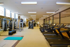 Fitness facility - Spacious One Bedroom, Steps from Fenway Park (Boston)