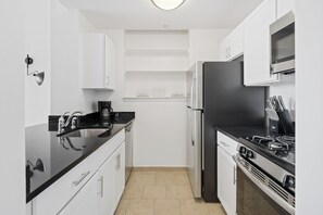 Fridge, microwave, oven, stovetop - Lovely One Bedroom in Classic Brooklyn Heights (Brooklyn)