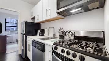 Een koelkast, een magnetron, een oven, een kookplaat