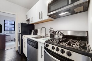 Fridge, microwave, oven, stovetop - Modern One Bedroom in Chelsea - Prime Location (New York)