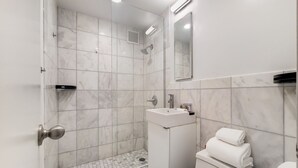 Ein modernes Badezimmer mit Dusche, Toilette und Waschbecken.