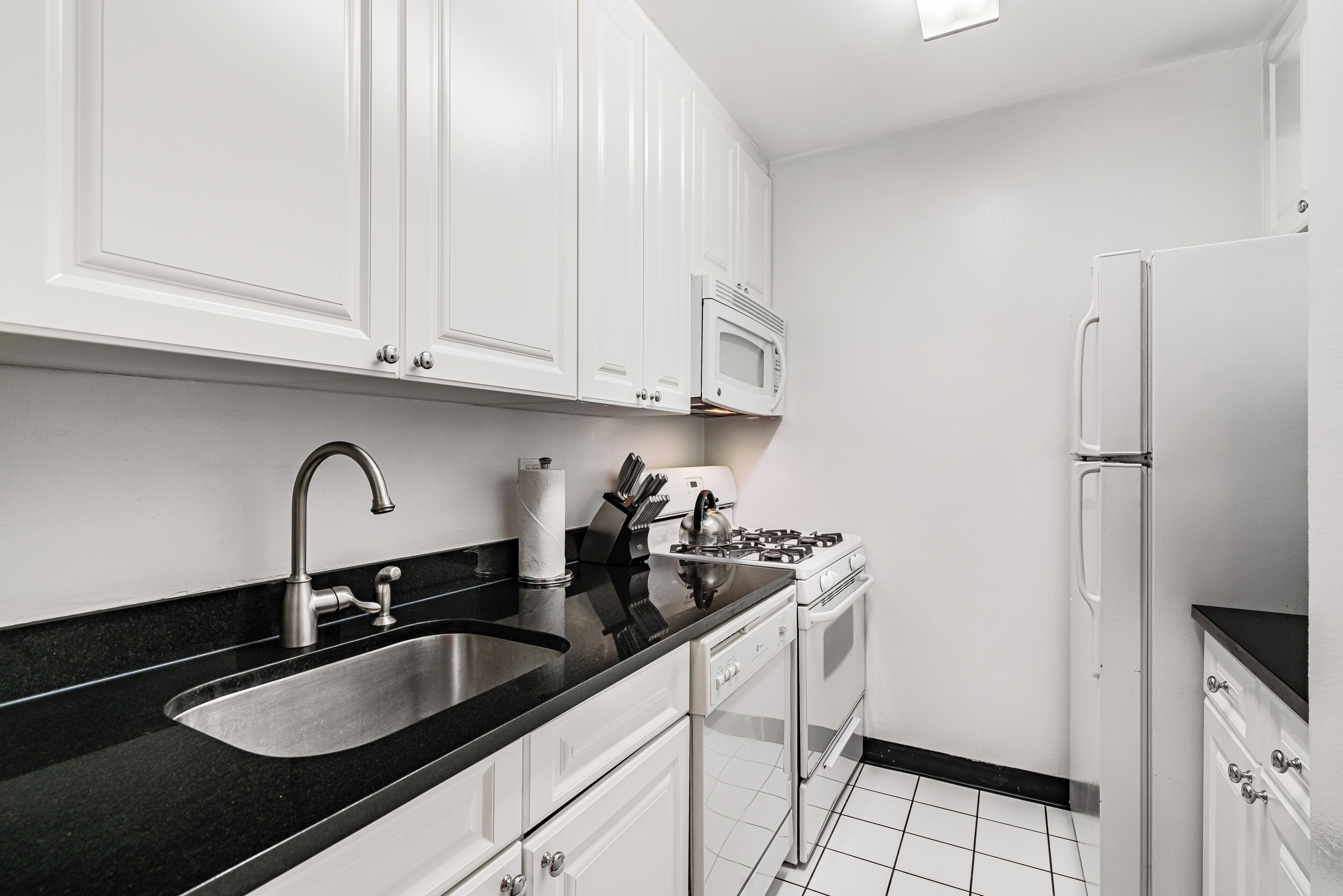 Kühlschrank, Mikrowelle, Herdplatte, Geschirrspüler