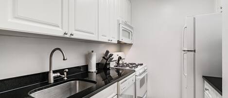 Kühlschrank, Mikrowelle, Herdplatte, Geschirrspüler