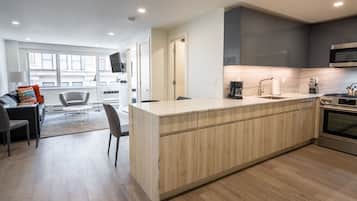 Réfrigérateur, four à micro-ondes, surface de cuisson, lave-vaisselle