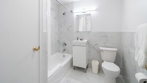 Ein Badezimmer mit Badewanne, Toilette und Waschbecken.