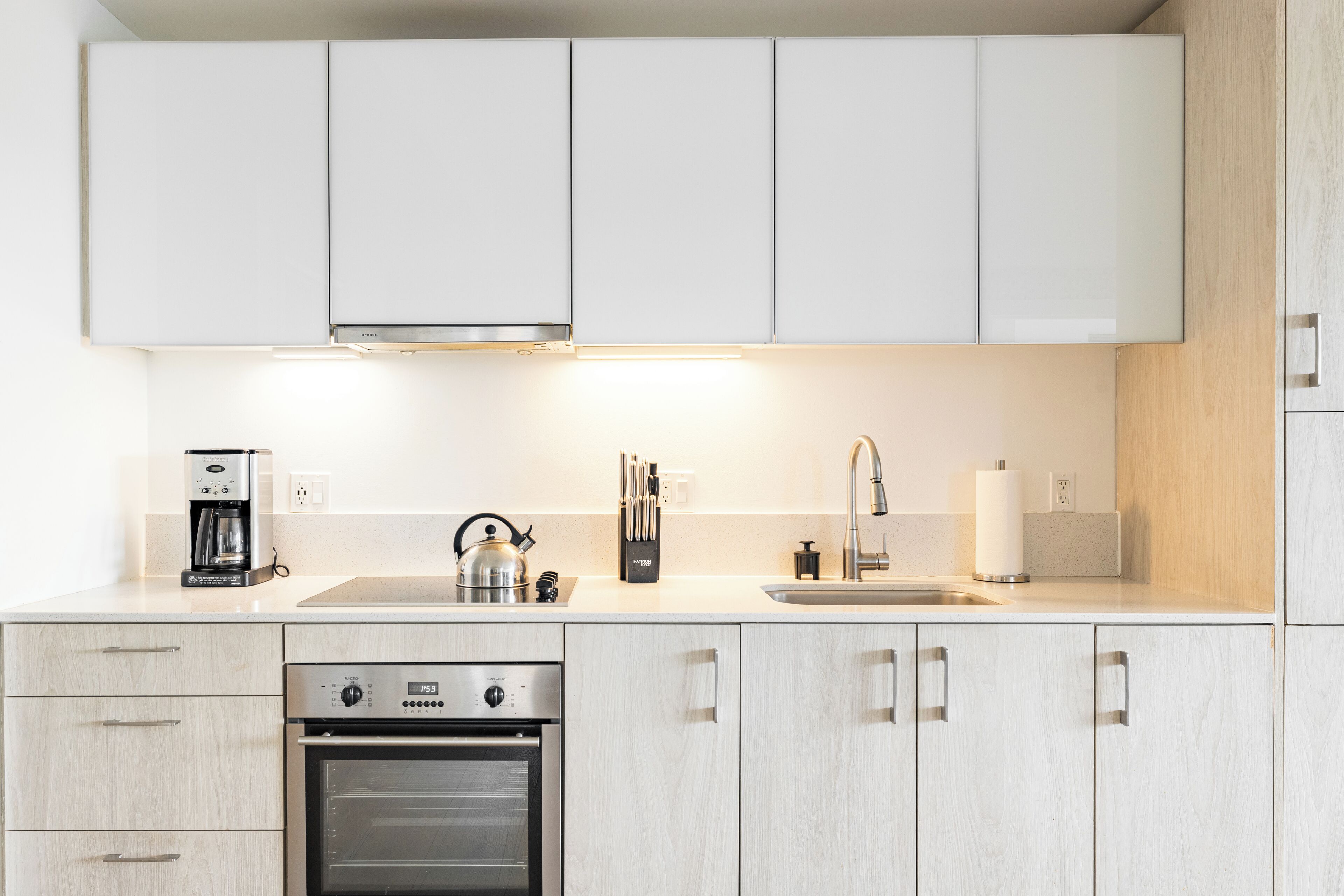 Réfrigérateur, micro-ondes, four, plaque de cuisson