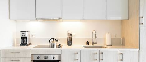 Refrigerador, microondas, horno y parrilla de estufa