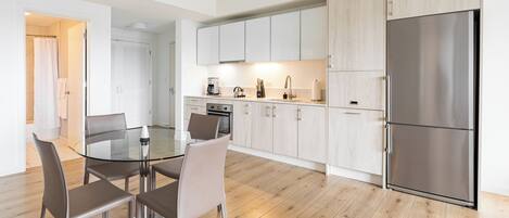 冷蔵庫、電子レンジ、オーブン、コンロ