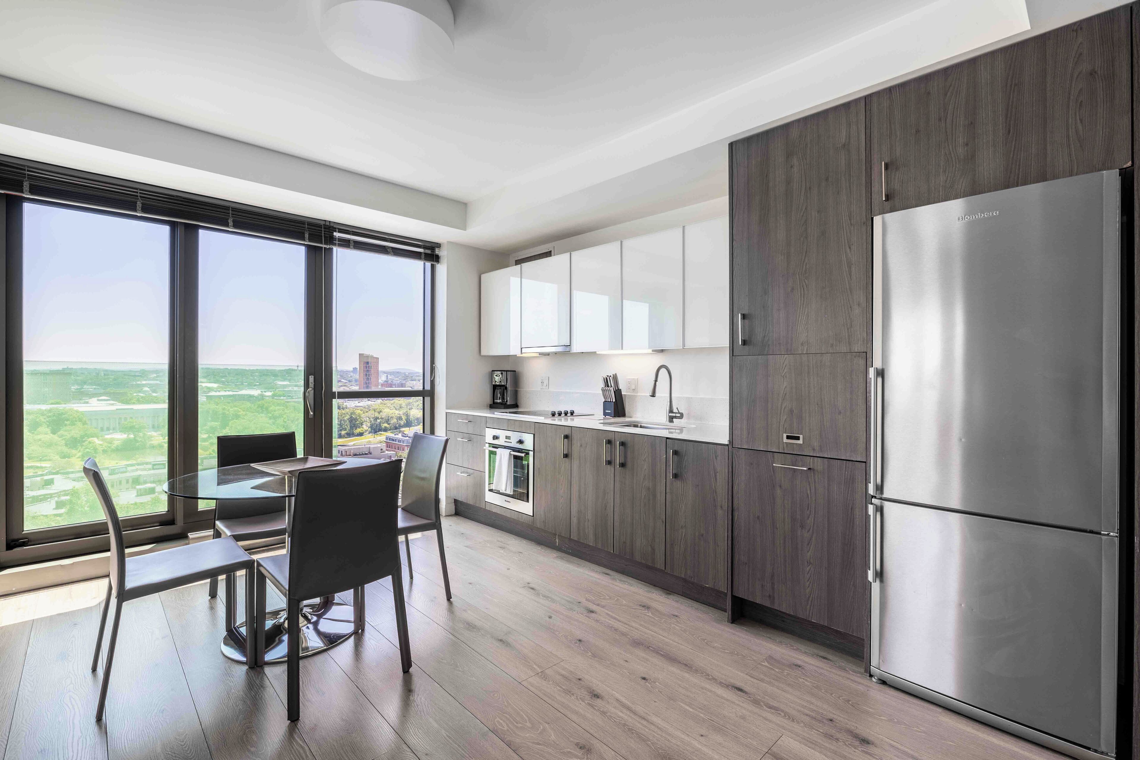 Kjøleskap, mikrobølgeovn, kokeplater og oppvaskmaskin