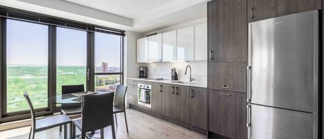 Réfrigérateur, micro-ondes, plaque de cuisson, lave-vaisselle