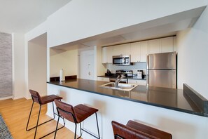 Fridge, microwave, oven, stovetop - Hoboken Studio with a Quick Commute to Manhattan (Hoboken)