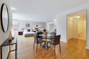 Iron/ironing board, free WiFi, bed sheets - Hoboken Studio with a Quick Commute to Manhattan (Hoboken)