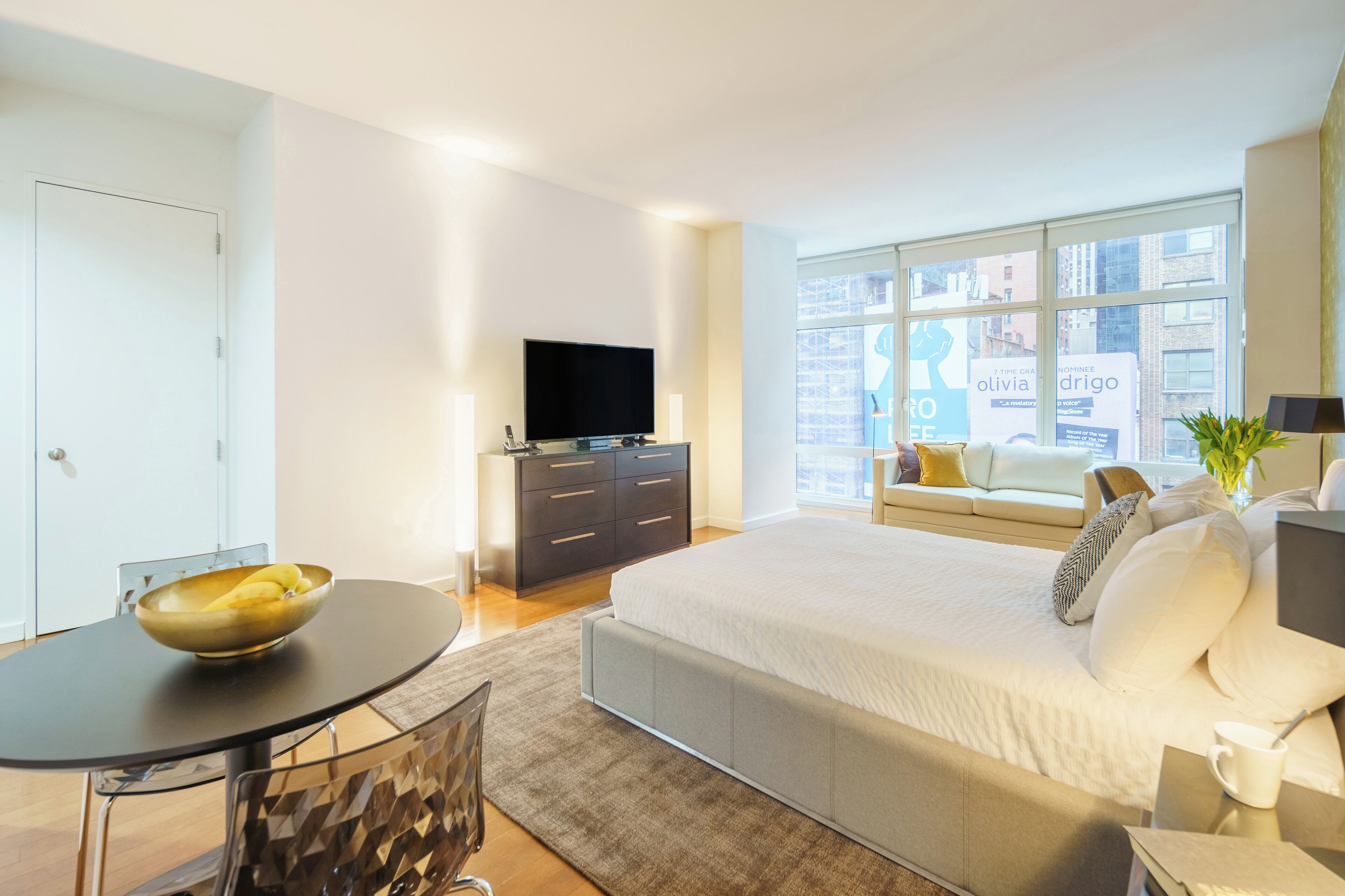 Tabla de planchar con plancha, wifi gratis, ropa de cama