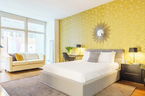 Iron/ironing board, free WiFi, bed sheets - Upscale Studio in the Heart of Times Square (New York)