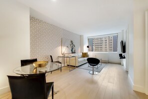 TV - Luxurious One Bedroom in High Rise Above (New York)