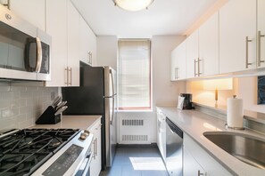 Réfrigérateur, micro-ondes, four, plaque de cuisson