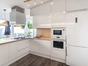 Kylskåp, mikrovågsugn, ugn och diskmaskin