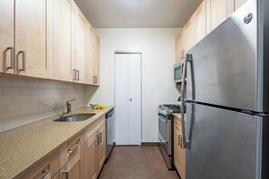 Fridge, microwave, oven, stovetop - One Bedroom in Battery Park City (New York)