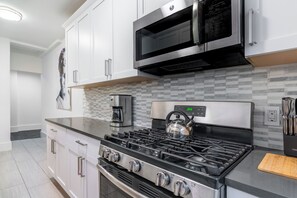 Réfrigérateur, micro-ondes, plaque de cuisson, lave-vaisselle