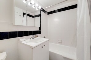 Hair dryer, shampoo - Upscale Fully Furnished Two-Bedroom in Hoboken (Hoboken)