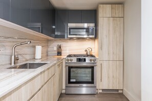 Fridge, microwave, oven, stovetop - Spacious One Bedroom in  Central Downtown Location (New York)