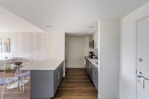 Fridge, microwave, oven, stovetop - Modern One Bedroom in the Heart of Cambridge (Cambridge)