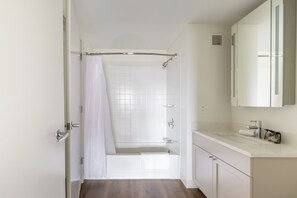 Hair dryer - Modern One Bedroom in the Heart of Cambridge (Cambridge)