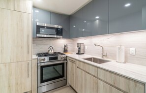 Fridge, microwave, oven, stovetop - One Bed in Greenwich Village - Prime Location (New York)