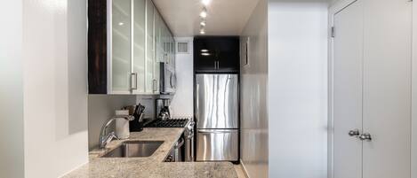 Réfrigérateur, micro-ondes, four, plaque de cuisson