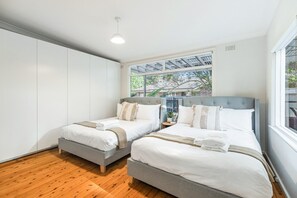 4 bedrooms, iron/ironing board, WiFi, bed sheets