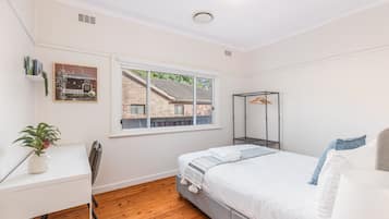 4 bedrooms, iron/ironing board, WiFi, bed sheets