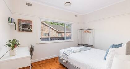 StayAU 4BRM Charming Modern Home in Mt Colah