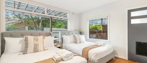 Tabla de planchar con plancha, wifi y ropa de cama