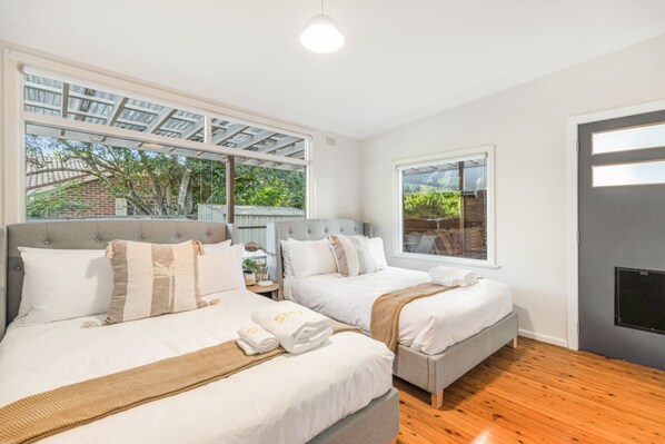 Tabla de planchar con plancha, wifi y ropa de cama 