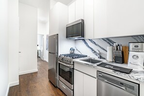 Réfrigérateur, micro-ondes, plaque de cuisson, lave-vaisselle