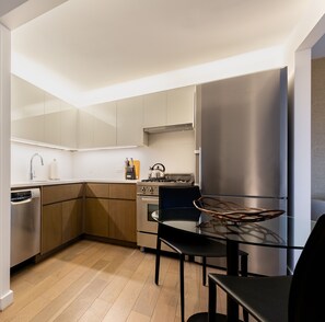 Kjøleskap, mikrobølgeovn, kokeplater og kaffetrakter/tekoker