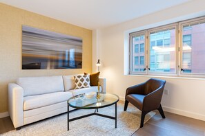 TV - Contemporary One-Bedroom Apartment in Brooklyn Hei (Brooklyn)