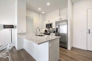 Fridge, microwave, oven, stovetop - Stamford One Bedroom, Prime Location (Stamford)