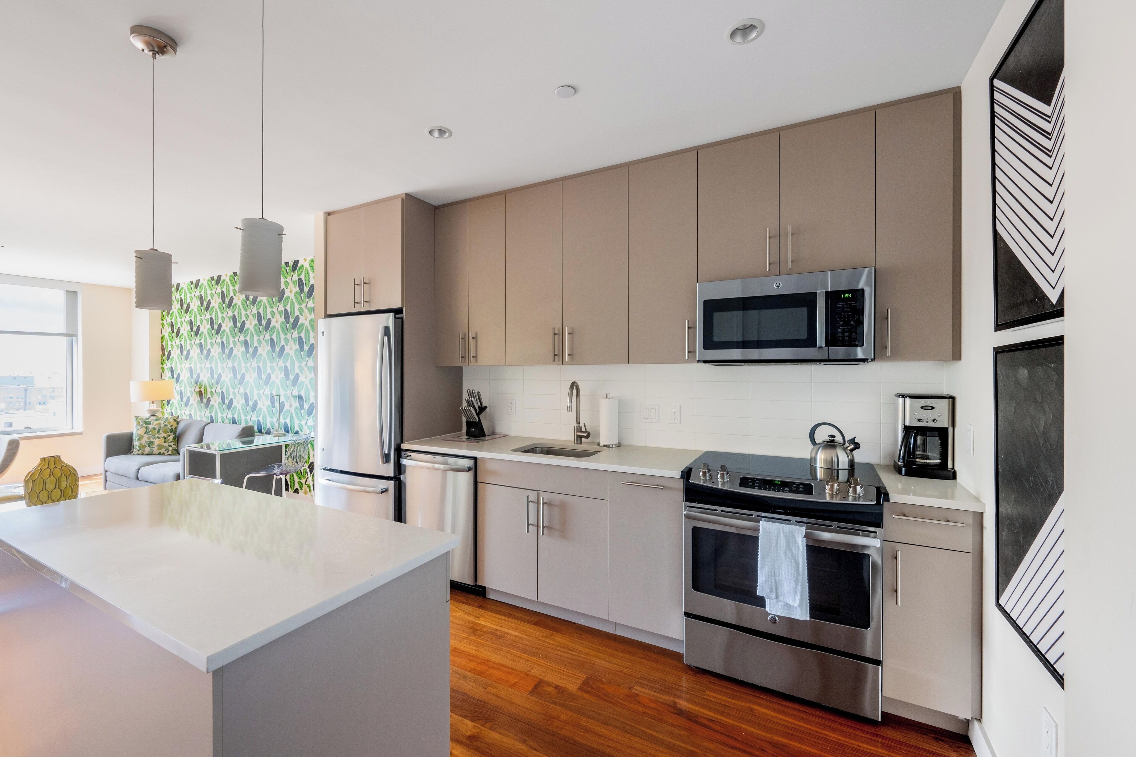 Kühlschrank, Mikrowelle, Herdplatte, Geschirrspüler