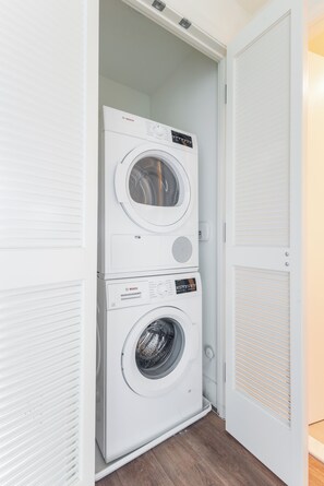 Interior - Contemporary One Bedroom in Downtown White Plains (White Plains)